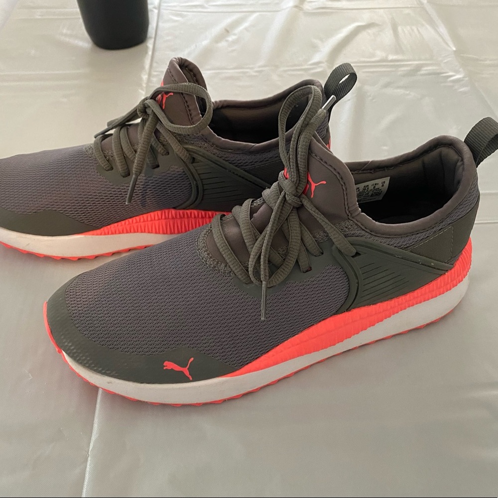 Excellent condition (like new) worn for a photo shoot. Size 8